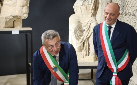 Gemellaggio tra Minturno e Cassino: celebrata al Teatro Romano di Minturnae l’unione delle due Città nel segno della memoria e della pace.