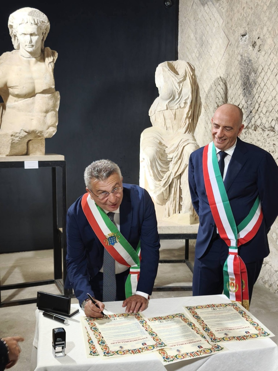 Gemellaggio tra Minturno e Cassino: celebrata al Teatro Romano di Minturnae l’unione delle due Città nel segno della memoria e della pace.