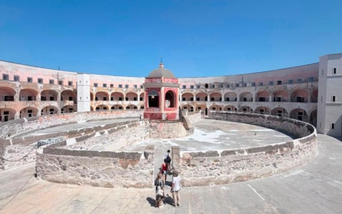 Riapre l’isola di Santo Stefano: al via le visite all’ex Carcere Borbonico / FOTO