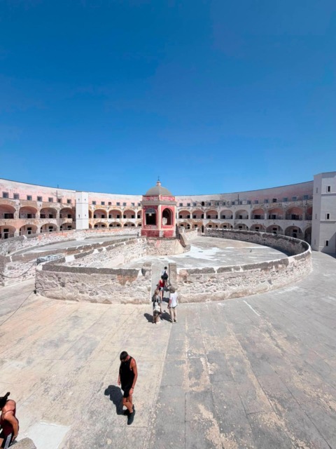 Riapre l’isola di Santo Stefano: al via le visite all’ex Carcere Borbonico / FOTO
