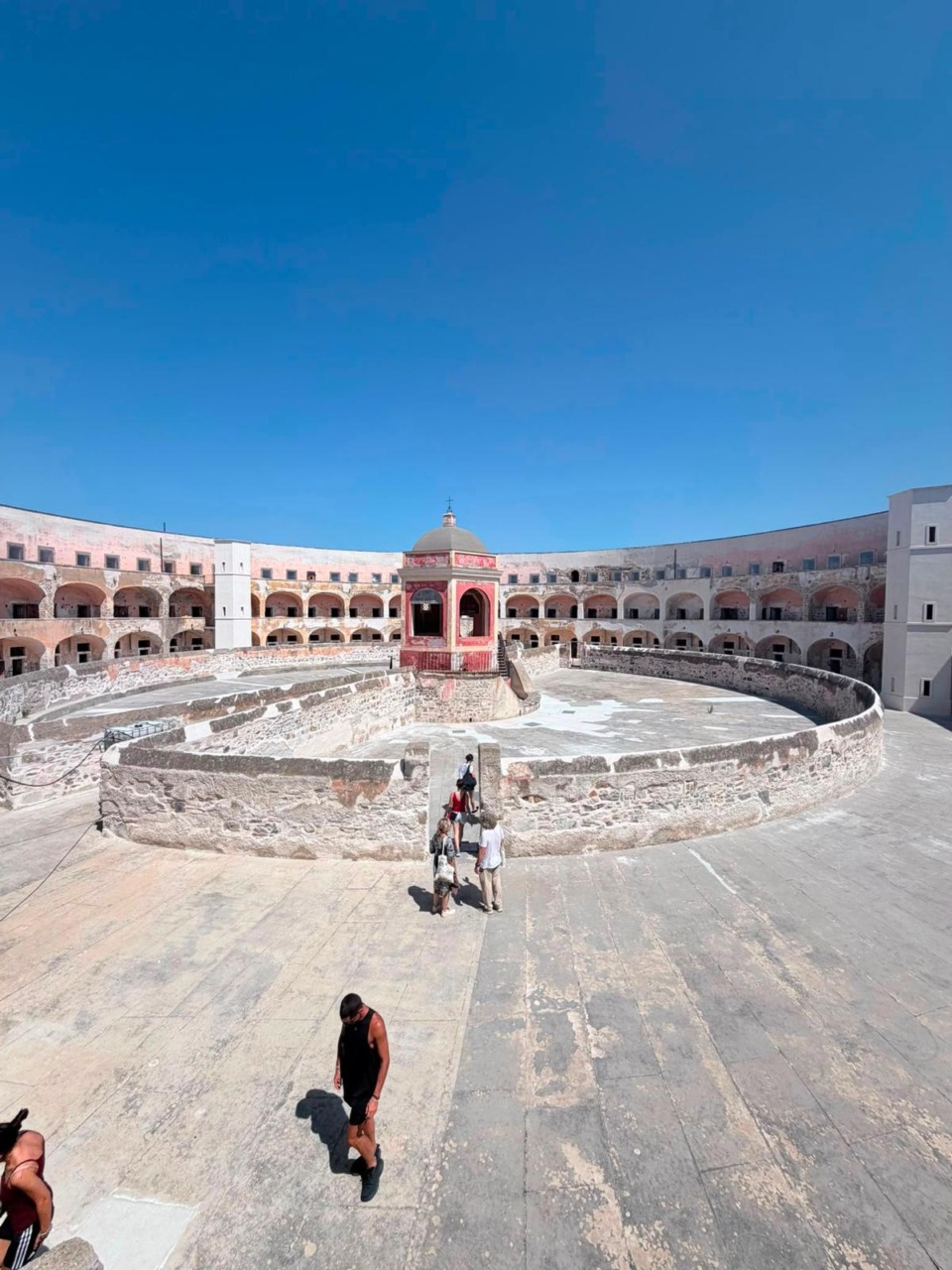 Riapre l’isola di Santo Stefano: al via le visite all’ex Carcere Borbonico / FOTO