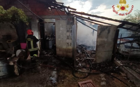 Incendio in una legnaia in via Selvotta, ingenti i danni / VIDEO / FOTO