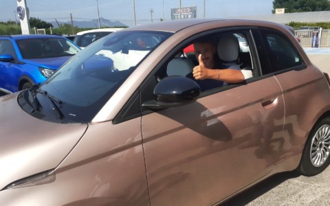 La Concessionaria Ecoliri consegna una Fiat 500 al vincitore della Ruota della Fortuna