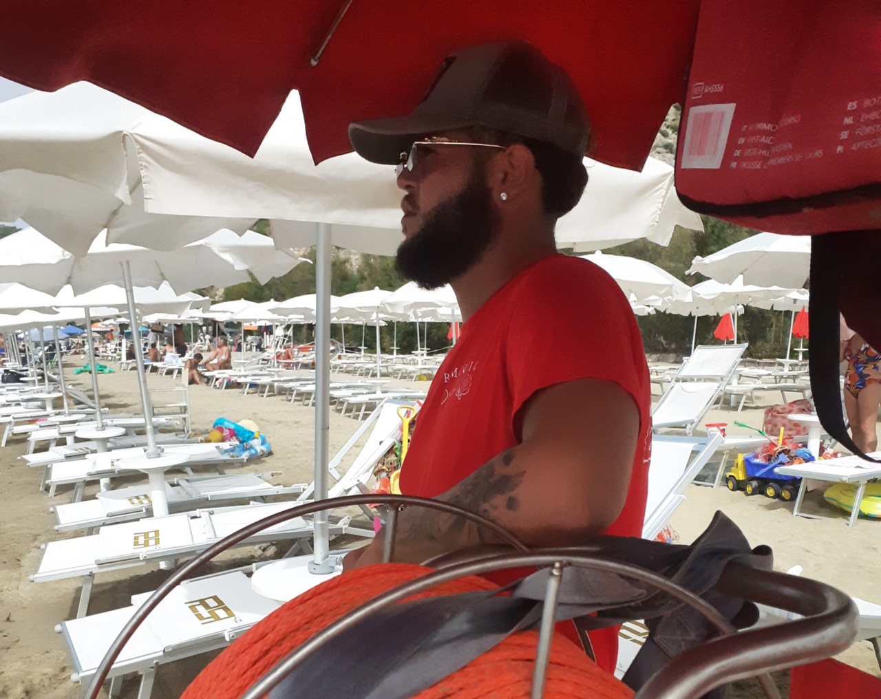 Anziano in difficoltà in mare viene salvato da un bagnino