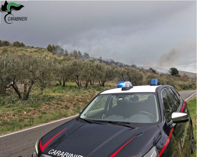 Incendio colposo e deposito incontrollato di rifiuti, denunciato