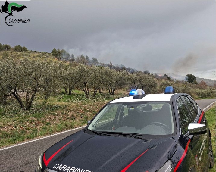 Incendio colposo e deposito incontrollato di rifiuti, denunciato