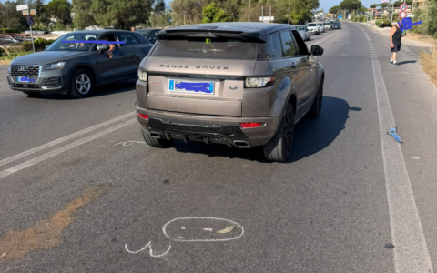 Opel tampona una Range Rover e fugge dopo aver investito la conducente
