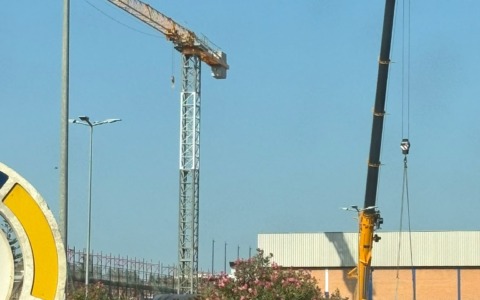 Via al cantiere sulla copertura della piscina di via dei Mille: impianto chiuso a Ferragosto