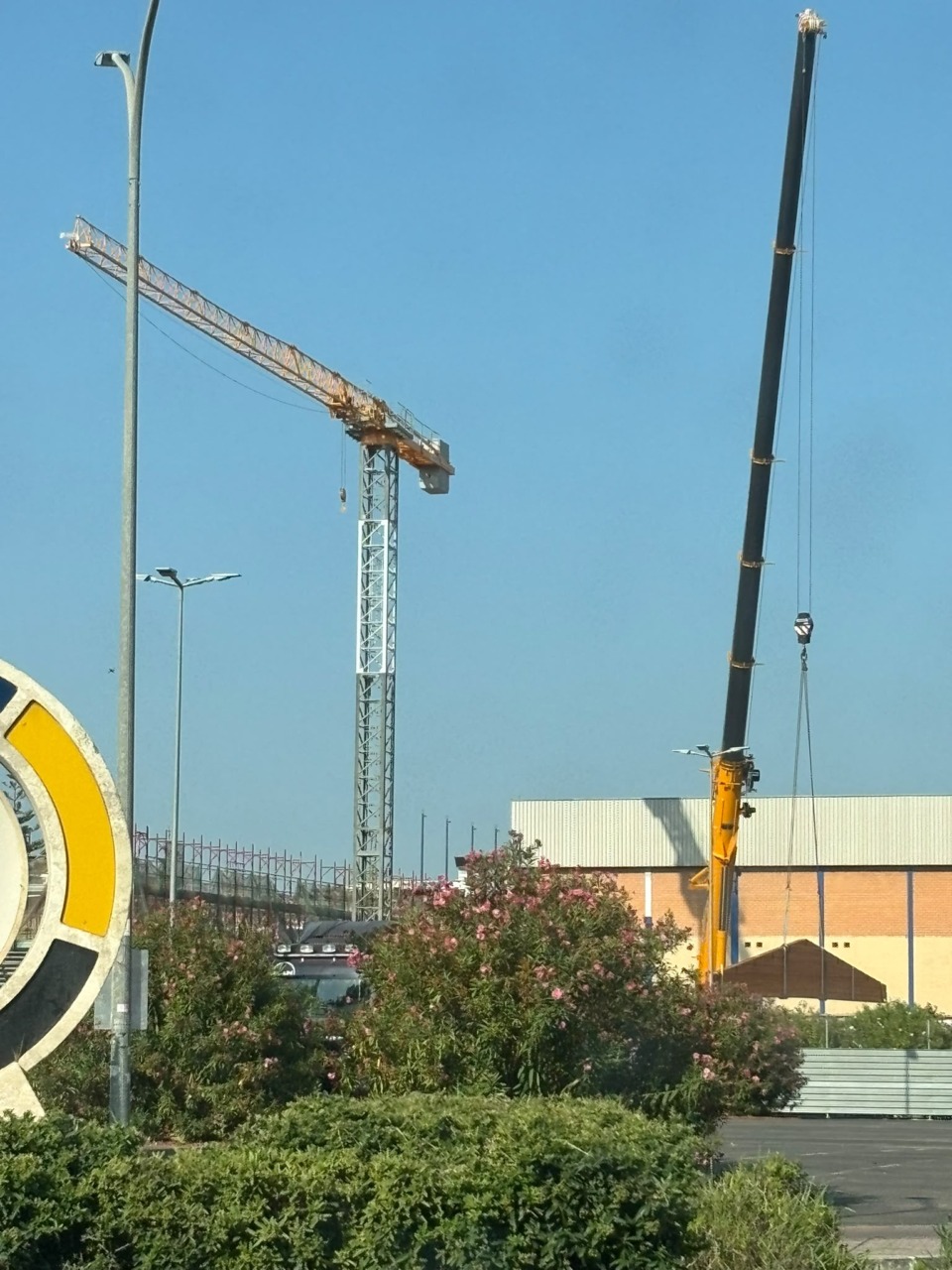 Via al cantiere sulla copertura della piscina di via dei Mille: impianto chiuso a Ferragosto