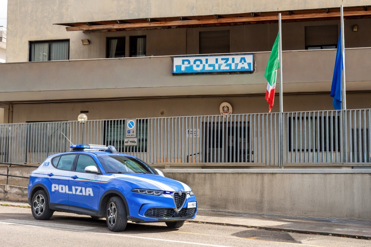 Insulti, aggressioni e minaccia di pubblicare un video intimo