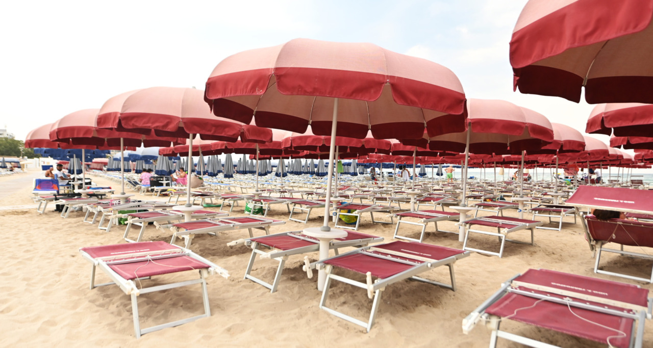 Malore in spiaggia a ferragosto, due Poliziotti salvano una giovane