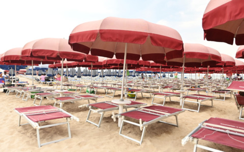Malore in spiaggia a ferragosto, due Poliziotti salvano una giovane