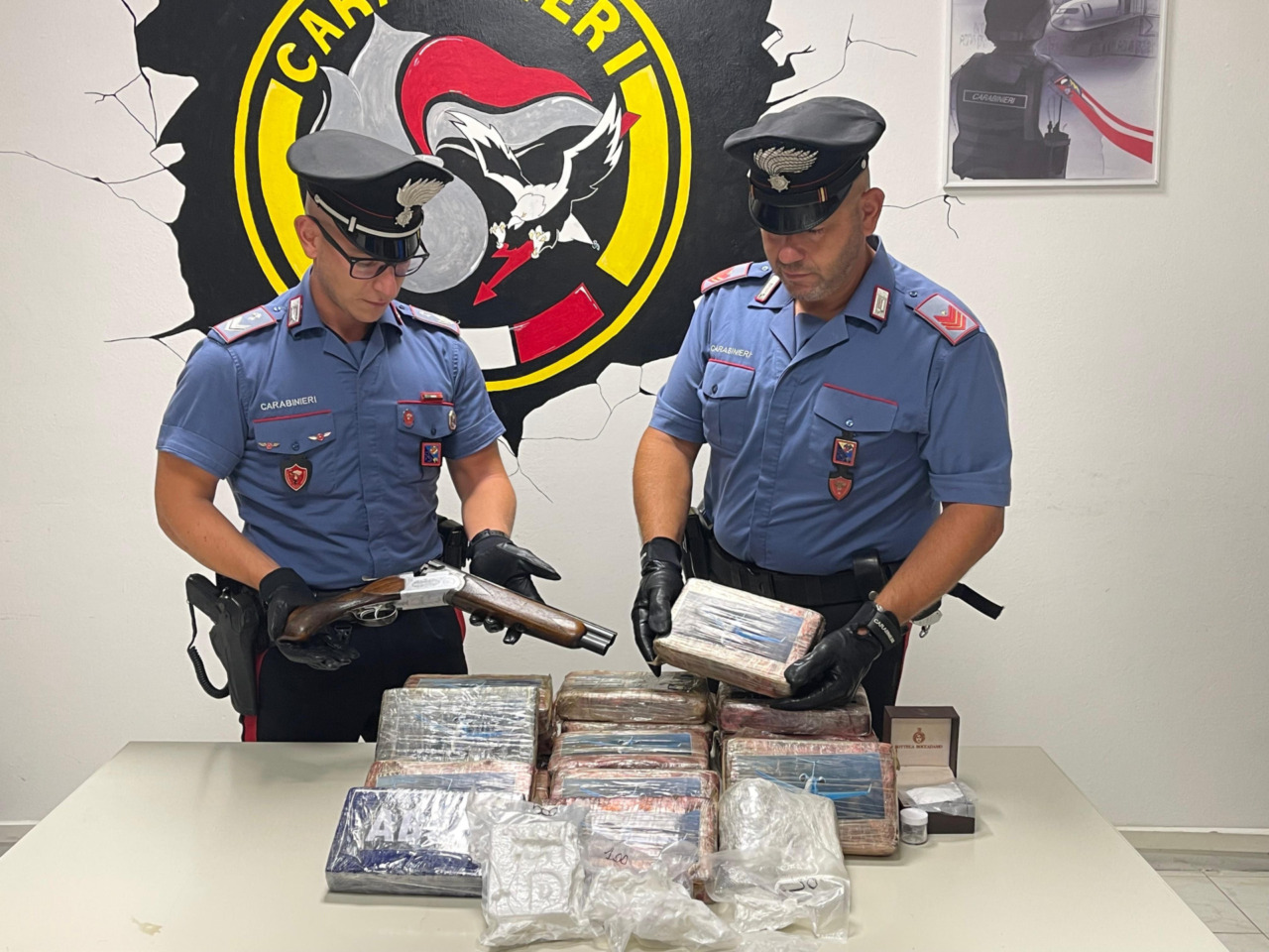 Ventisei chili di cocaina, quattro Rolex e un fucile a canne mozze: arrestato