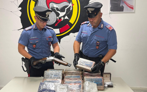 Ventisei chili di cocaina, quattro Rolex e un fucile a canne mozze: arrestato
