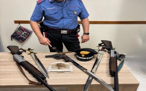 Nascondeva in casa tre spade e un revolver modificato, denunciato