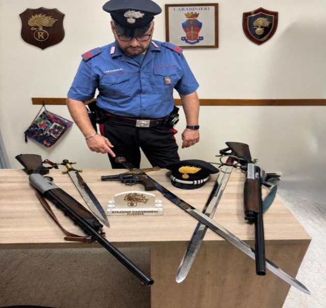 Nascondeva in casa tre spade e un revolver modificato, denunciato