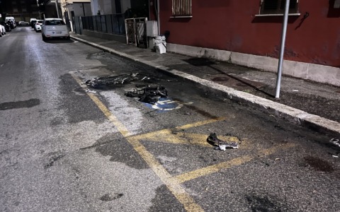 Auto a fuoco nella notte