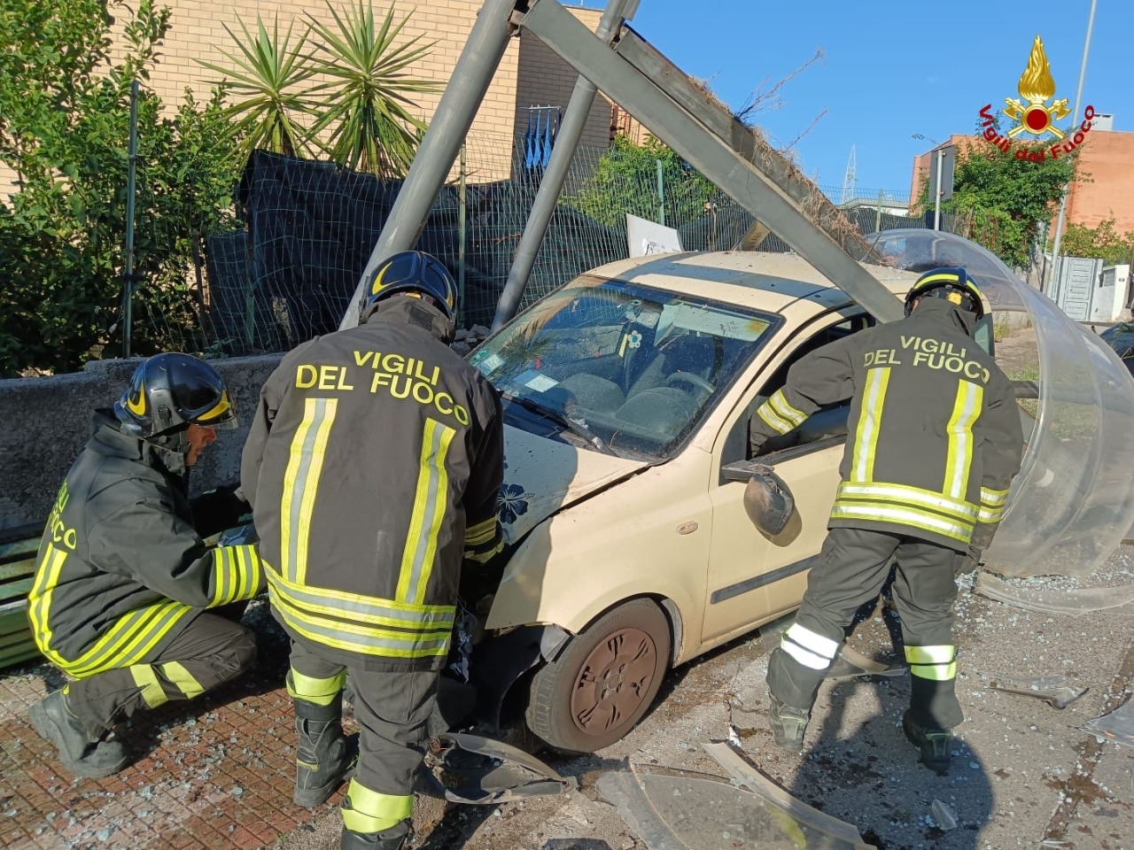 Auto contro una pensilina, illeso il conducente
