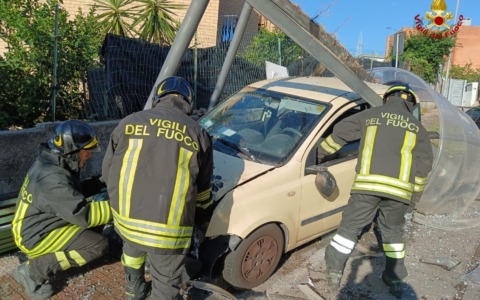 Auto contro una pensilina, illeso il conducente