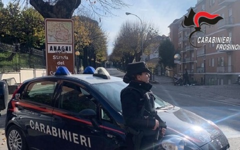 Fugge dai domiciliari e minaccia un gruppo di minori, arrestato