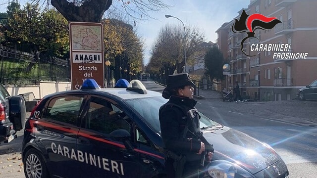 Fugge dai domiciliari e minaccia un gruppo di minori, arrestato