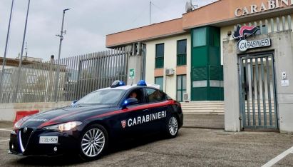 Atto intimidatorio in centro, spari contro un’auto