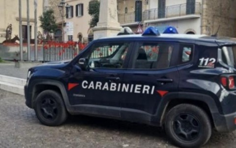 Si finge carabiniere per truffare una donna, scoperto e denunciato