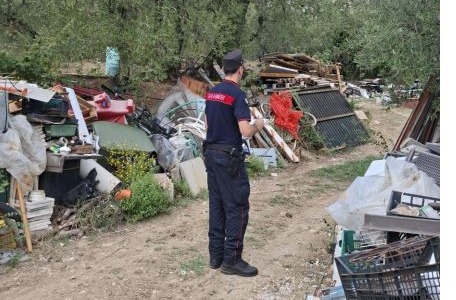 Ottanta metri cubi di rifiuti abbandonati in un terreno privato, la scoperta