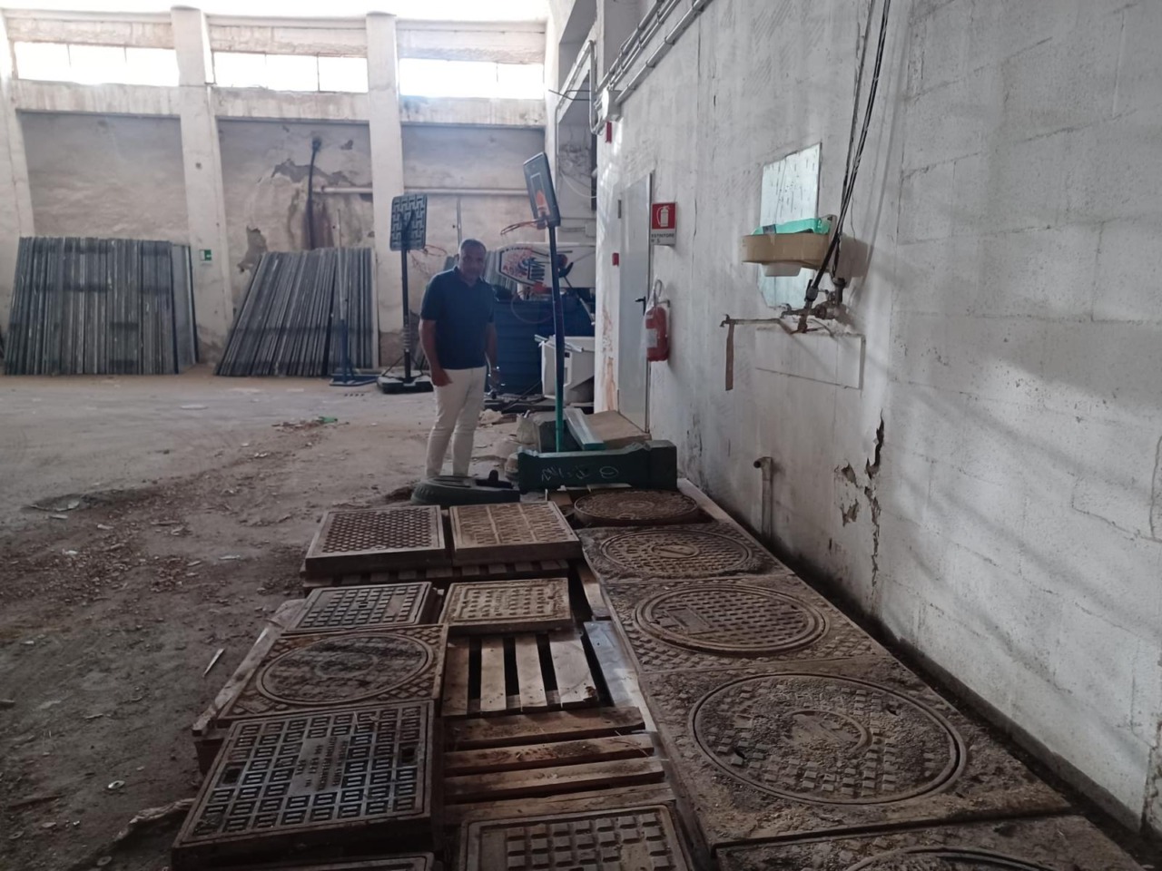 Tombini dei “Giardinetti” in un deposito comunale, il sopralluogo del vicesindaco