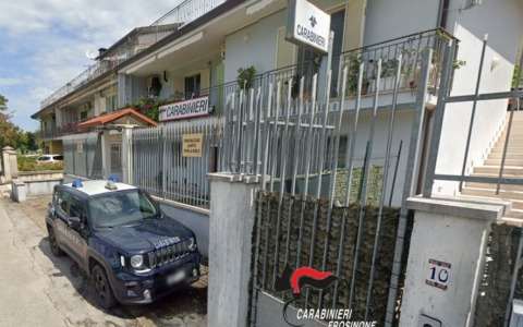 Coltello a serramanico in auto, denunciato un giovane