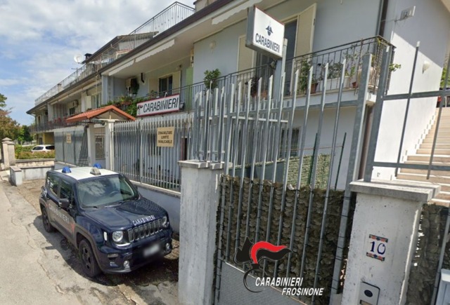 Coltello a serramanico in auto, denunciato un giovane