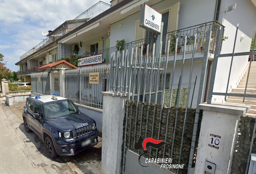 Coltello a serramanico in auto, denunciato un giovane