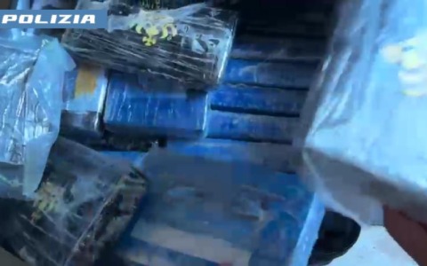 Casa bunker dello spaccio: sequestrati oltre 30 chili di droga. Tre arresti