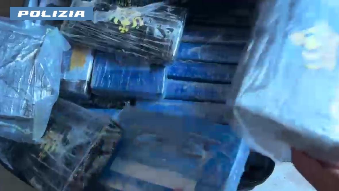 Casa bunker dello spaccio: sequestrati oltre 30 chili di droga. Tre arresti