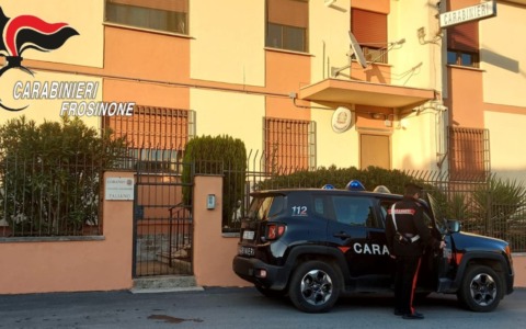 Coltelli a serramanico in auto, denunciato un uomo con precedenti