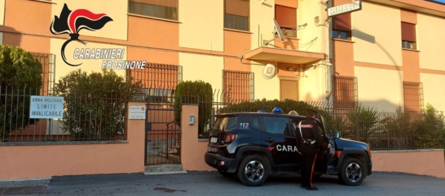 Coltelli a serramanico in auto, denunciato un uomo con precedenti