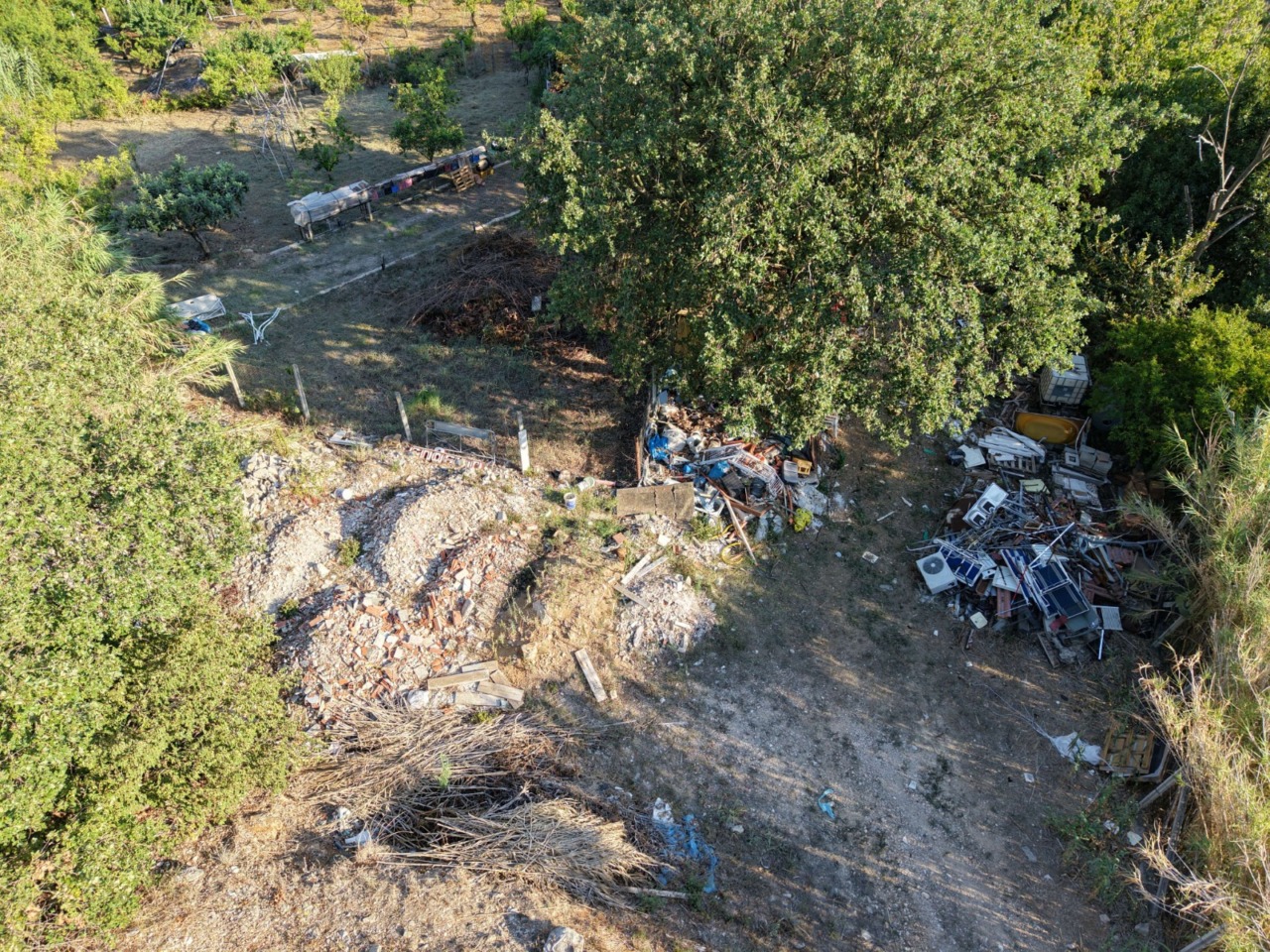 Discarica abusiva nei campi, sequestrati 1000 mq