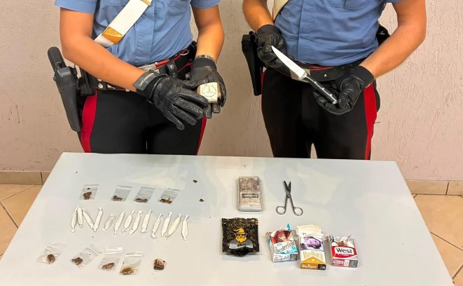 Droga nascosta nel frigorifero, arrestato un giovane