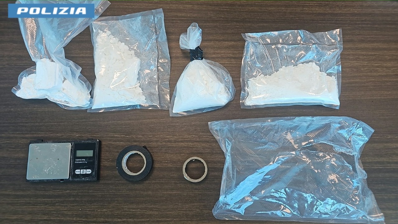 La Polizia esegue un’ordinanza di custodia e cautelare e scopre 4 etti di cocaina, due arresti