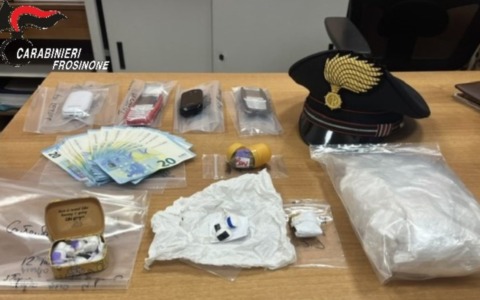 Estorsione continuata, atti persecutori e detenzione di droga ai fini di spaccio, arrestato