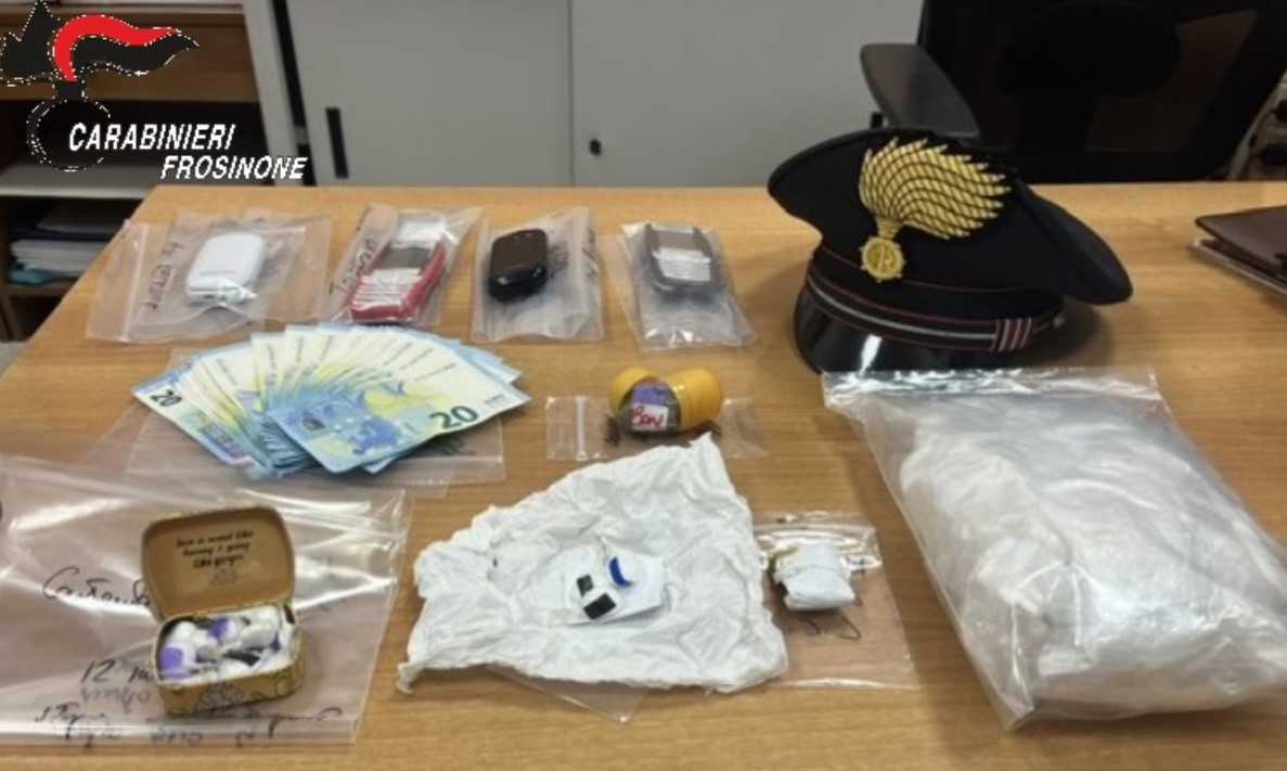 Estorsione continuata, atti persecutori e detenzione di droga ai fini di spaccio, arrestato