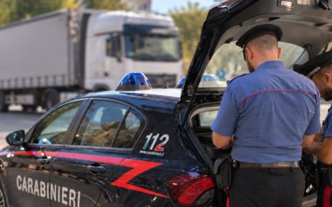 Svaligiano un tir che trasportava vino, cinque arresti