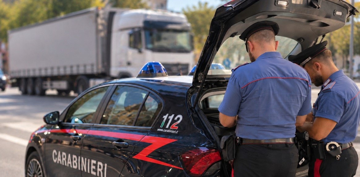 Svaligiano un tir che trasportava vino, cinque arresti