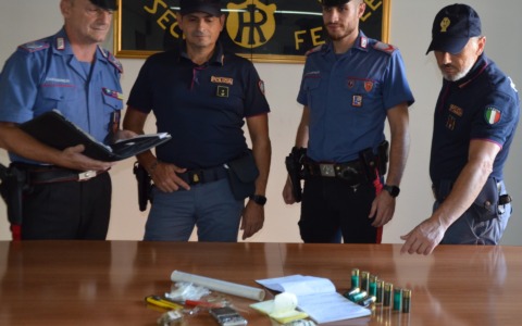 Sequestrato hashish e munizioni, arrestato un 25enne