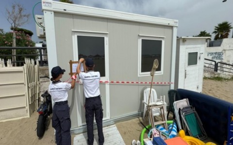 Abusi sul demanio marittimo, sequestrati tre stabilimenti balneari