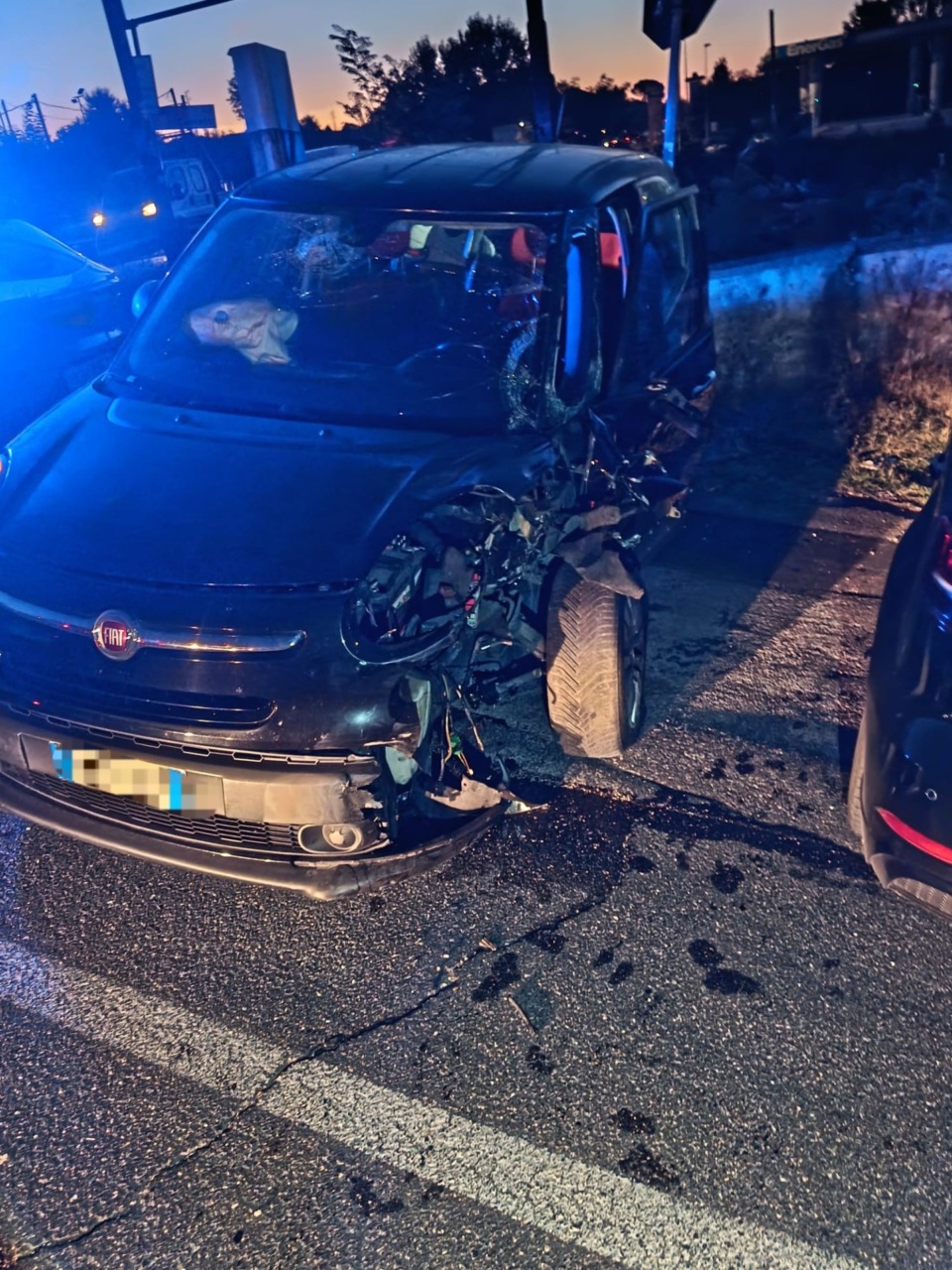 Scontro tra un’auto e un camion sulla Casilina, gravi due persone