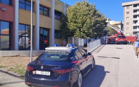 Incendio sul tetto della scuola durante i lavori, alunni evacuati. Leggermente ustionato un operaio