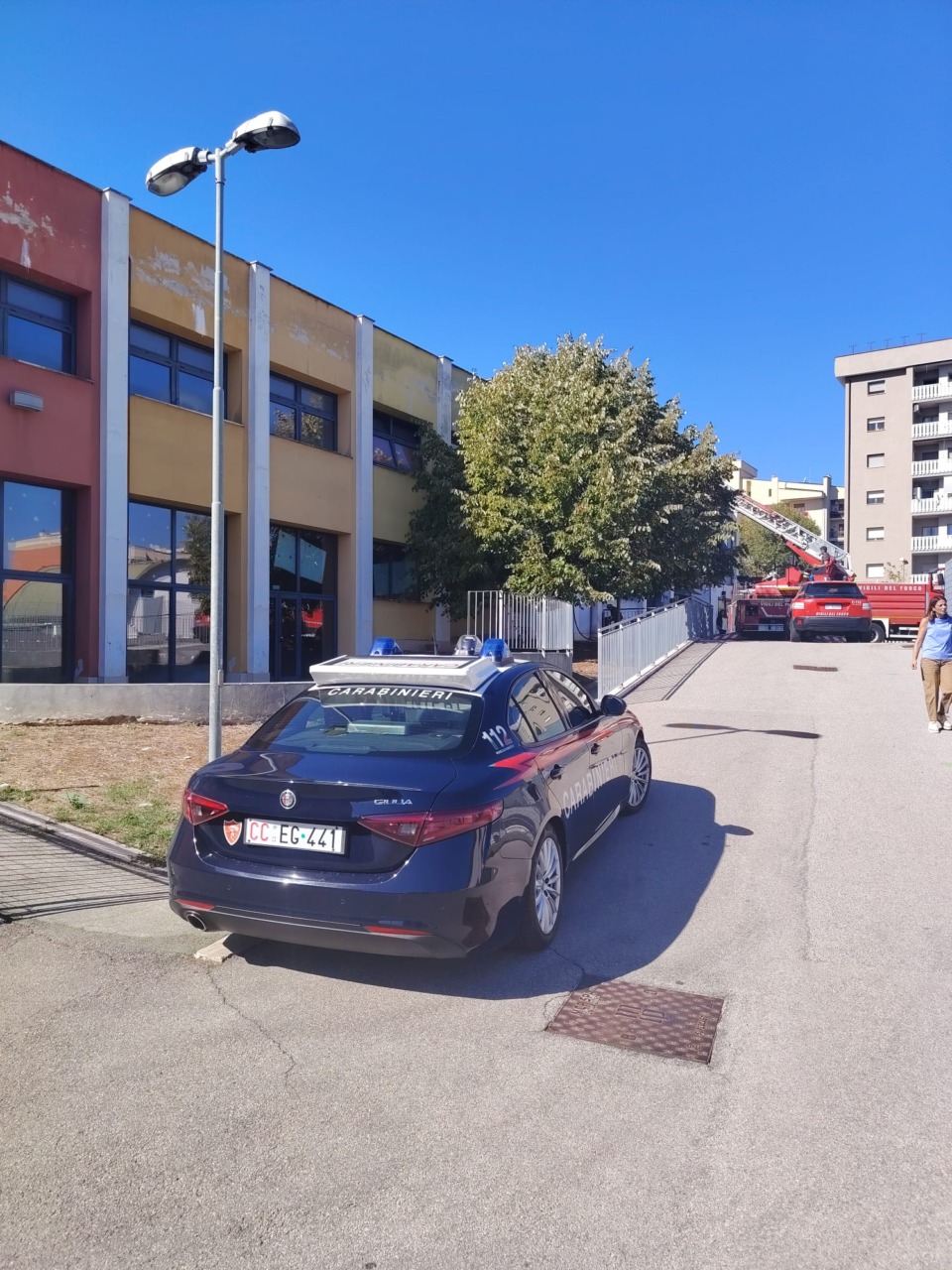 Incendio sul tetto della scuola durante i lavori, alunni evacuati. Leggermente ustionato un operaio