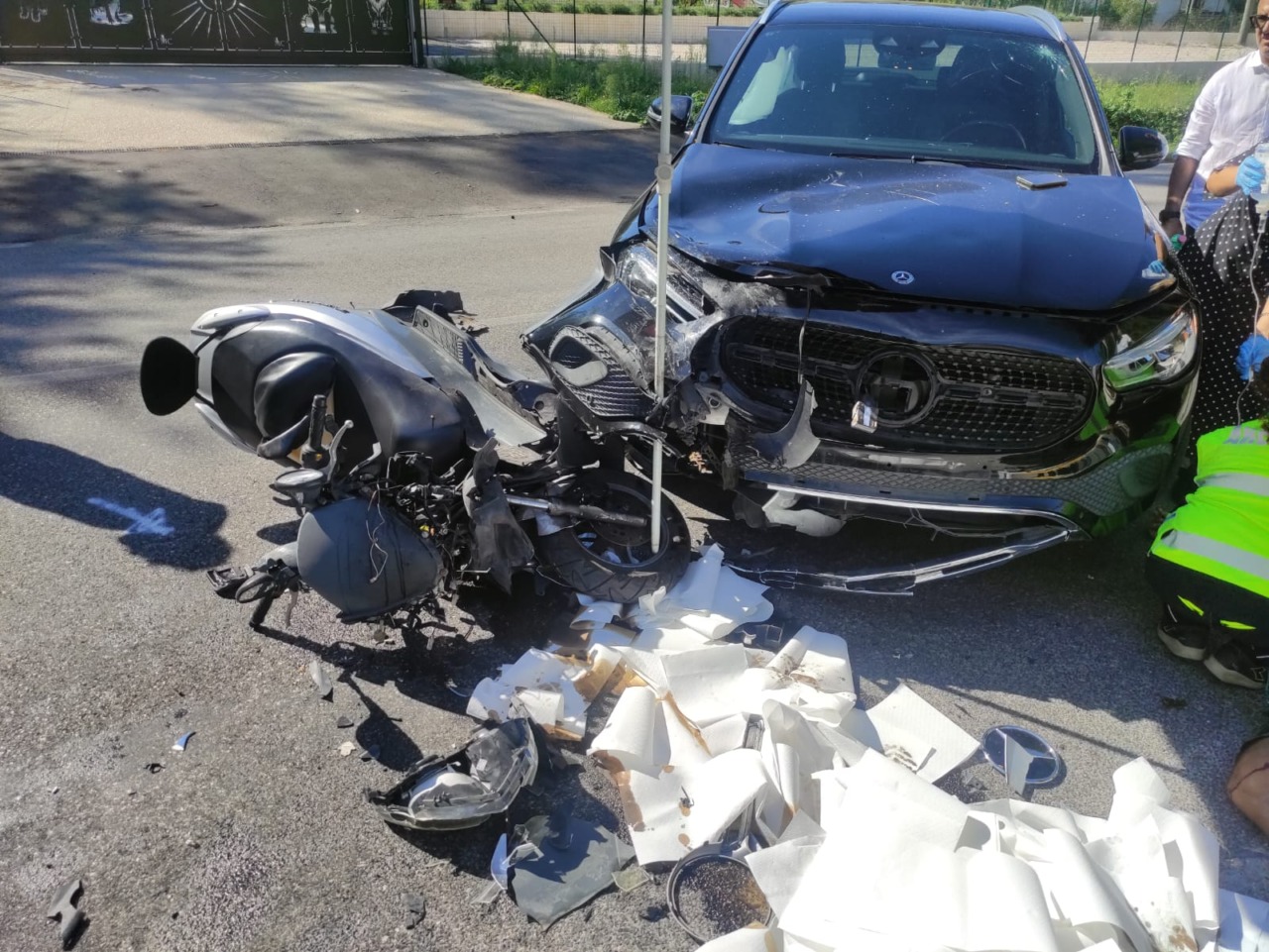 Scontro tra auto e scooter sulla SR82: 42enne elitrasportato al San Camillo