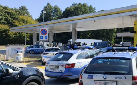 Controlli in A1, sequestrate sei mazze artigianali. Denunciati due ultras del Lecce